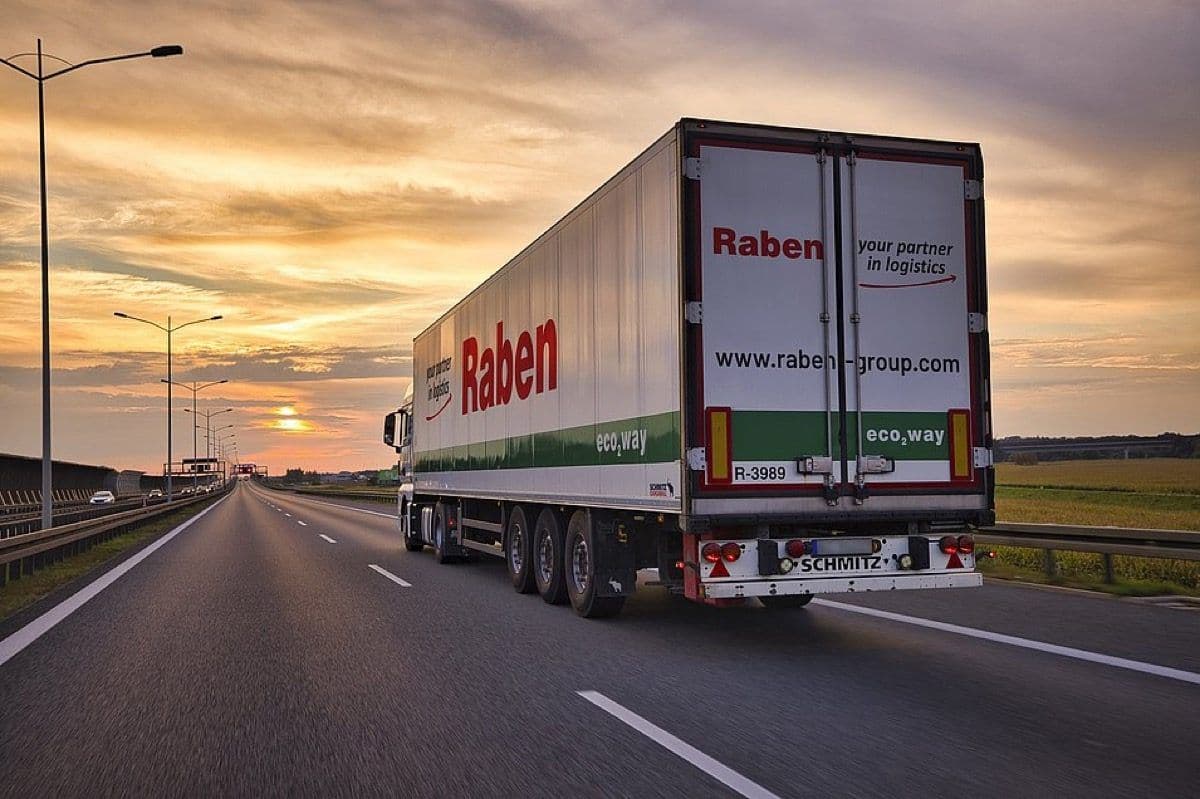 RABEN-Sattelzug mit eco2way-Trailer auf der Autobahn