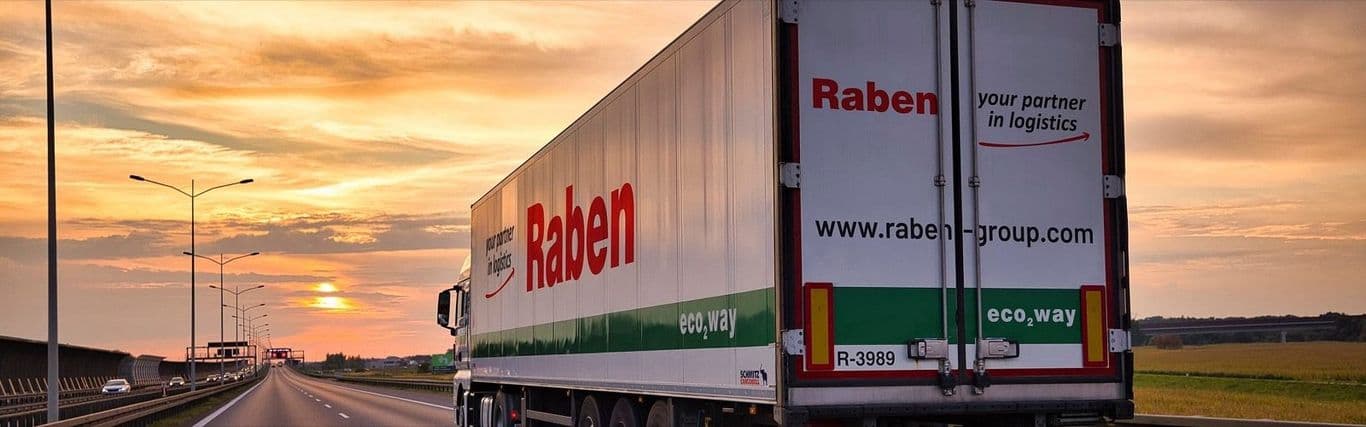 RABEN-Sattelzug mit eco2way-Trailer auf der Autobahn bei Sonnenuntergang